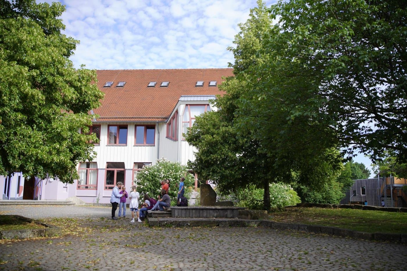 Schulhof der Freien Waldorfschule Schwäbisch Hall mit Schülerinnen und Schülern